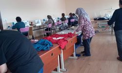 Filistinli kadın ve çocuklar için eşofman dikimine başladılar  