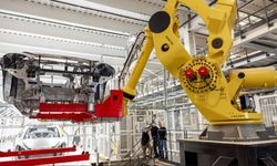 Tesla fabrikasında robotun mühendise saldırdığı iddiası! 
