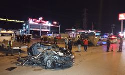Kamyonet ile çarpışan otomobil adeta hurda yığınına döndü   