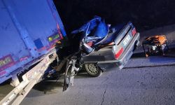 Mersin'de otomobil tıra arkadan çarptı: 2 ölü   