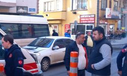 Motokurye ile otomobilin çarpıştığı kaza kamerada   