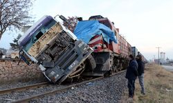 İzmir'de hemzemin geçitte tır ile tren çarpıştı: 2 yaralı