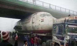 Hindistan'da 'yok artık!' dedirten olay: Uçak köprüye sıkıştı   