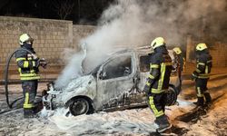 Kayseri'de devrilen otomobilin alev aldı