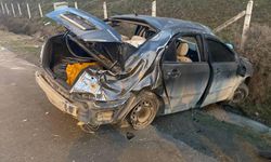Sinop'ta devrilen otomobilin sürücüsü ile eşi yaralandı