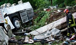 Tayland'da feci kaza: Ağaca çarpan otobüste 14 kişi öldü 