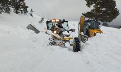 Kar kalınlığının 1,5 metreye ulaştığı Kars'taki köylerde yol açma çalışmaları sürüyor
