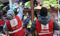 Siirt'e gelen depremzedelerin giyim ihtiyacını Kızılay karşıladı 