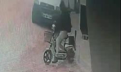 Elektrikli bisiklet hırsızı güvenlik kamerasına yakalandı  