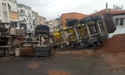 İzmir'de hafriyat kamyonunun devrilme anı kamerada   