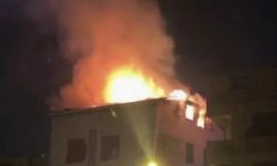 Ataşehir'de metruk binanın çatısı alev alev yandı   