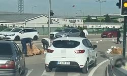 Bursa'da sürücüler yere dökülen malzeme için seferber oldu 