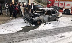 Trabzon'da araç sokak ortasında alev alev yandı  