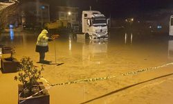 Kırklareli’de şiddetli yağış: Araçlar suya gömüldü   