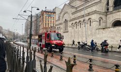 Beyoğlu’da tramvay ile kamyonet çarpıştı: 1 yaralı   