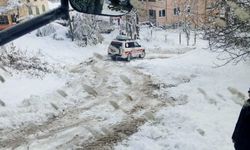 Sinop’ta karla kaplı yol açılarak hastaya müdahale edildi 