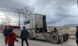 Karaman'da küspe yüktü tır devrildi: 1 yaralı 