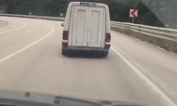 Hafif ticari otomobilinin bagaj kapağını plastik kapı yaptı 