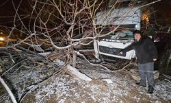 Tokat’ta tomruk yüklü tır devrildi, çevre yolu ulaşıma kapandı   