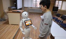 Otizmli çocuklar insansı robot 'Pepper' ile öğrenecek 