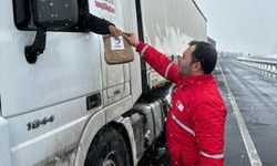 Yolda kalan araçlardaki vatandaşlara sıcak çay ve çorba ikramı   