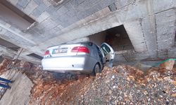 Mardin’de otomobil, istinat duvarı arasındaki boşluğa düştü  