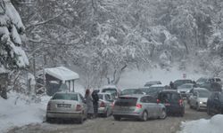 Kar kalınlığı 50 santimetreyi geçen Abant Gölü'nde trafik kilitlendi 