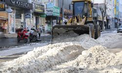 Kars’ta belediyenin karla mücadele mesaisi başladı   