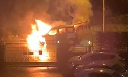 Bursa'da park halindeki hafif ticari araç alev alev yandı   