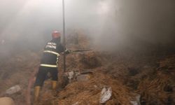Hatay’da samanlık yangınına itfaiye ekiplerinden müdahale  