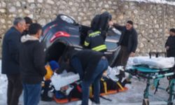 Bingöl'de otomobil takla attı: 5 yaralı   