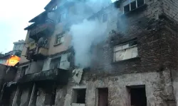 Binaların arasındaki metruk yapıda çıkan yangın paniğe neden oldu  