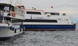 İzmir'de deniz ulaşımına fırtına engeli 