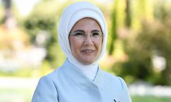 Emine Erdoğan, Tekirdağ'da okul bahçesinde çilek yetiştiren öğrencileri tebrik etti