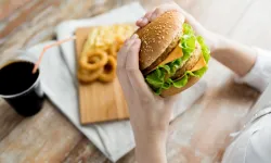 Fast-food, asitli içecek ve işlenmiş gıdalar dişleri çürütüyor 