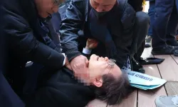 Güney Kore'de ana muhalefet lideri boğazından bıçaklı saldırıya uğradı 