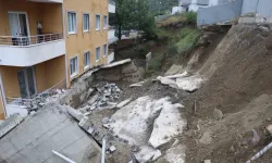 Hatay’da aşırı yağmur nedeniyle 5 katlı binanın istinat duvarı çöktü 