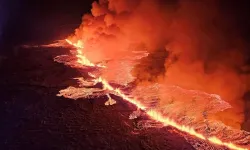 İzlanda’da yanardağ patladı: Lav ve kül metrelerce yükseğe püskürdü 