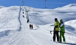 Kayak tutkunları, Hakkari'de 2 bin 800 rakımda kayak keyfi yaşıyor