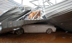 Kuvvetli fırtına şantiye alanındaki çatıları uçurdu