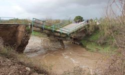 Manisa’da köprü yıkıldı, dere yataklarında heyelan oldu 