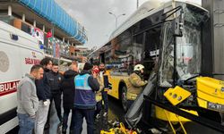 İETT otobüsü yön direğine çarptı: 8 yaralı