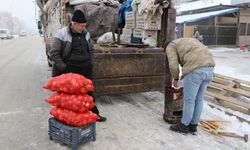 Doğu buz kesti, pazarcılar soğuktan korunmak için soba kurdu   