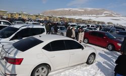 Van'da soğuk havaya rağmen açık oto pazarı araçlarla doldu   