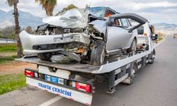 Yoldan çıkan otomobil palmiye ağacına çarptı: 1 ölü, 3 yaralı 