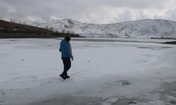 Hava sıcaklığının düştüğü kentte gölet buz tuttu 
