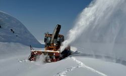 Yüksekova’da köy yollarında kar temizleme çalışmaları sürüyor  