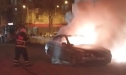 Park halindeki otomobil alev alev yandı   