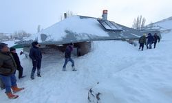 Gece yarısı gelen çığ, duvarları yıkıp evi karla doldurdu 