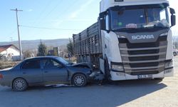Hisarcık’ta tır ile otomobil çarpıştı: 4 yaralı   